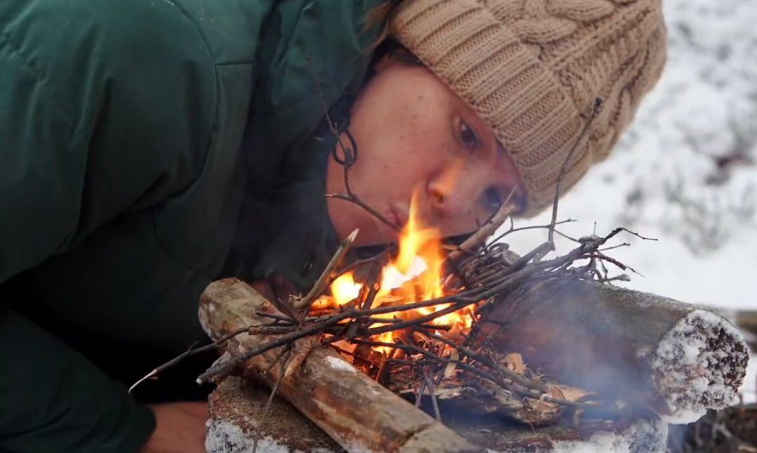 Vuur maken tijdens bushcraft workshop